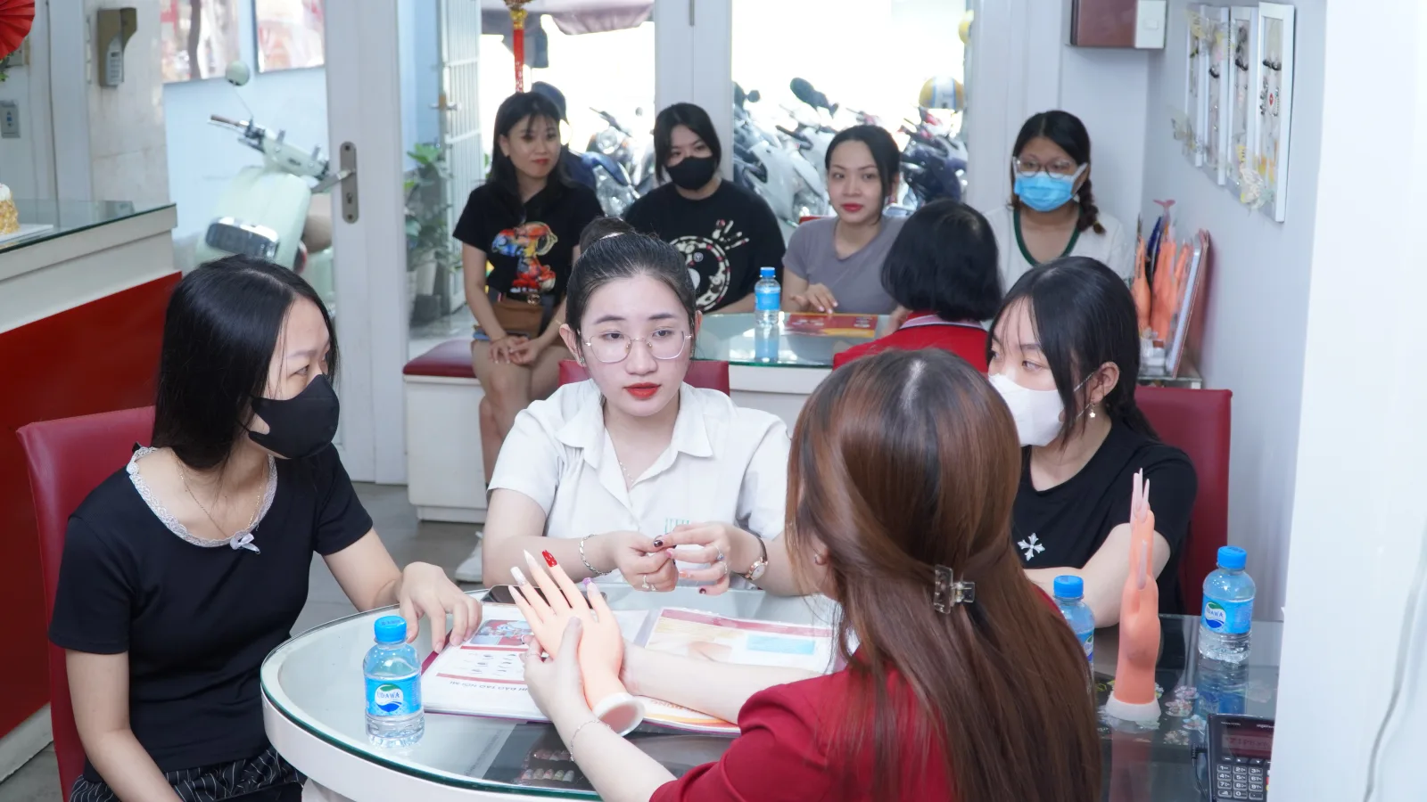 Học Làm Nail Cho Người Mới Bắt Đầu Tại World Nail Alpha