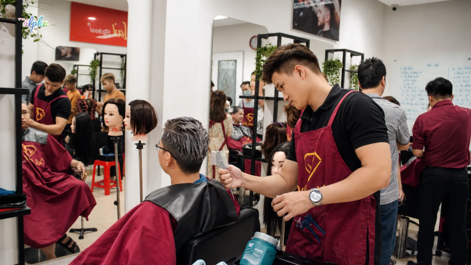 Lớp học đào tạo khóa học làm tóc tại Hệ thống World Nail