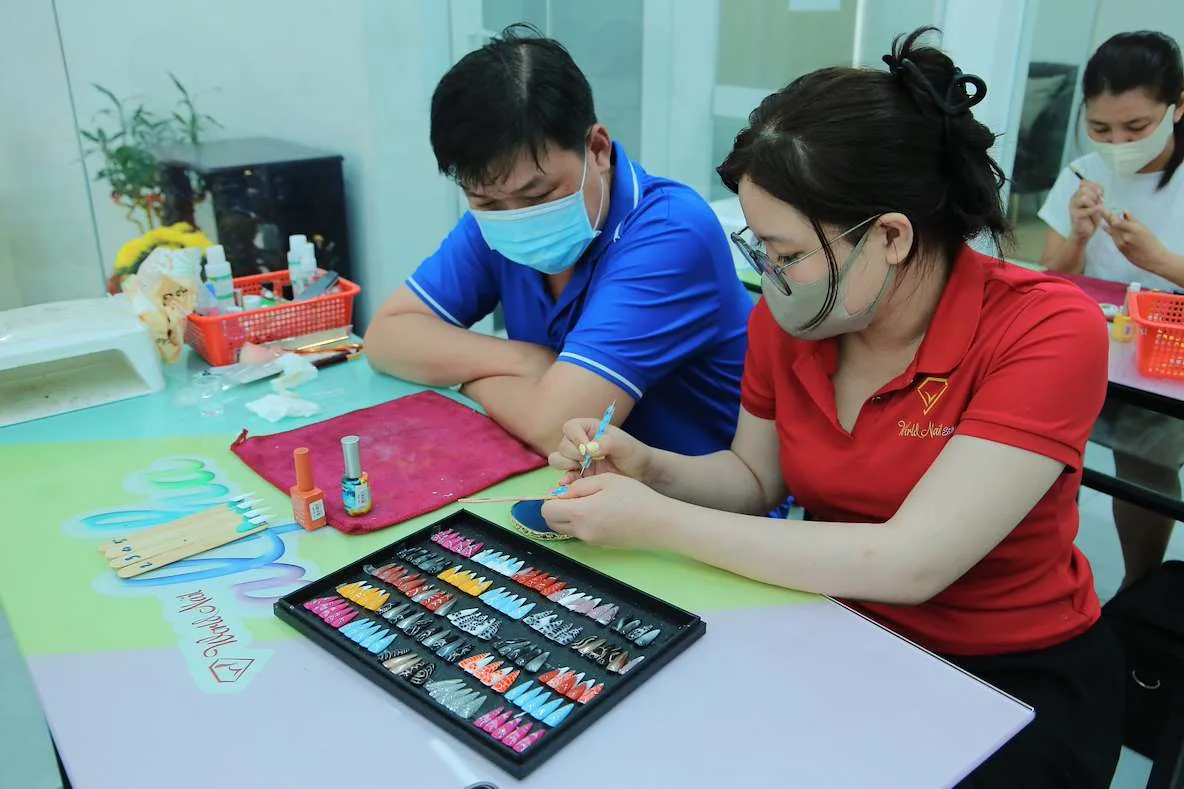 Hình ảnh lớp học tại khóa học nail giá rẻ cho người mới bắt đầu